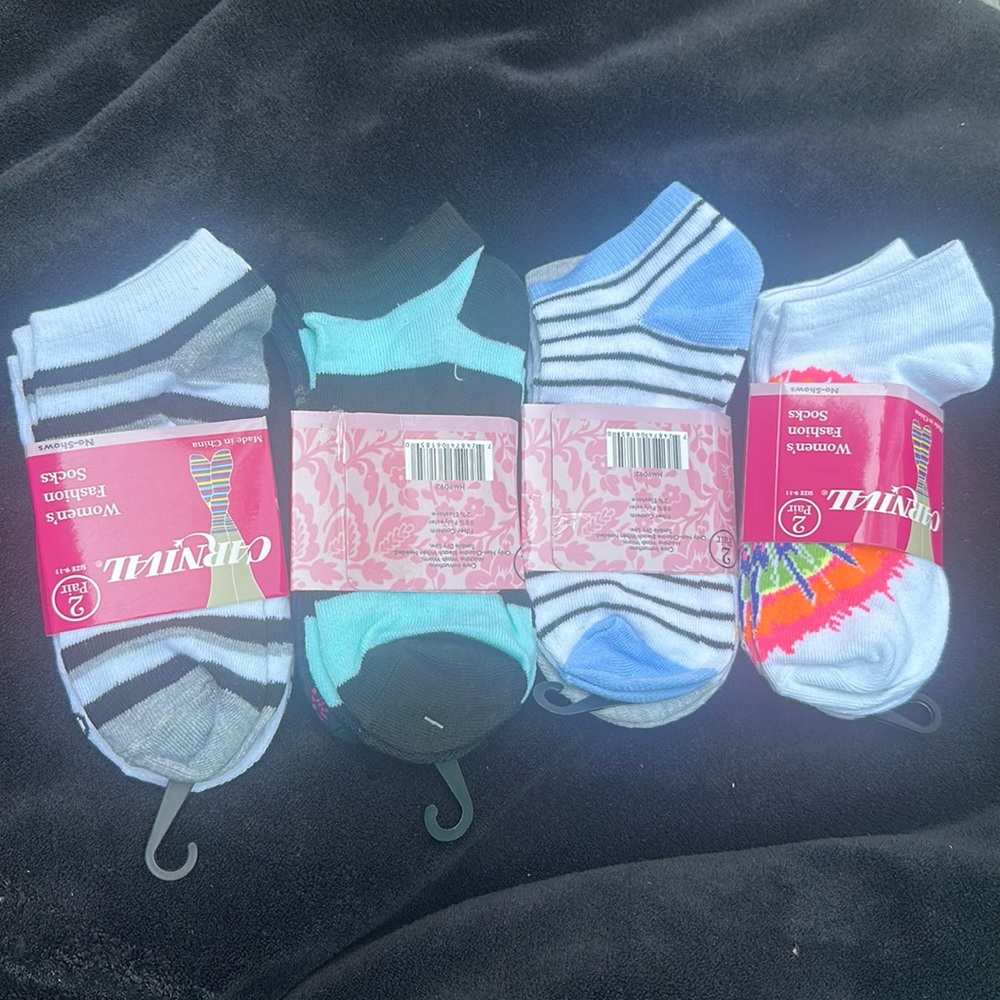 8 pairs Carnival women’s socks no show ( 4 sets of 2 pairs) lot #25